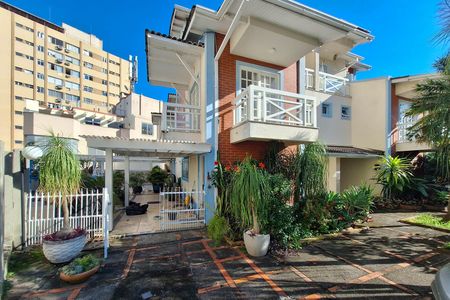 Casa de condomínio à venda com 240m², 4 quartos e 1 vaga Casa de condomínio à venda com 240m², 4 quartos e 1 vagaFachada