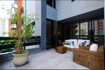 Apartamento à venda com 437m², 4 quartos e 4 vagas Apartamento à venda com 437m², 4 quartos e 4 vagasVaranda