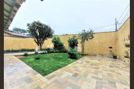 Casa de condomínio à venda com 220m², 4 quartos e 3 vagas Casa de condomínio à venda com 220m², 4 quartos e 3 vagasÁrea externa
