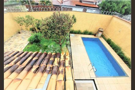 Casa de condomínio à venda com 220m², 4 quartos e 3 vagas Casa de condomínio à venda com 220m², 4 quartos e 3 vagasÁrea externa