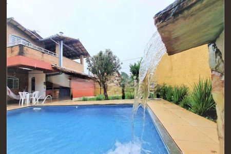 Casa de condomínio à venda com 220m², 4 quartos e 3 vagas Casa de condomínio à venda com 220m², 4 quartos e 3 vagasPiscina