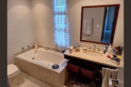 Banheiro  de apartamento para alugar com 4 quartos, 140m² em Vila Clementino, São Paulo