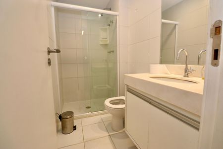 Banheiro de apartamento para alugar com 1 quarto, 54m² em Alphaville I, Salvador