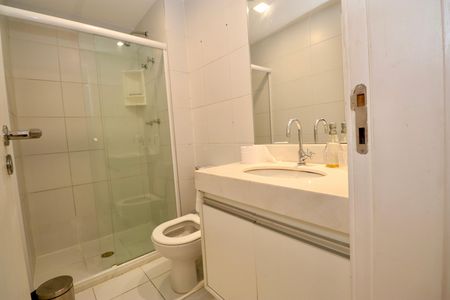 Banheiro de apartamento para alugar com 1 quarto, 54m² em Alphaville I, Salvador