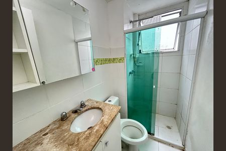 Banheiro de apartamento para alugar com 2 quartos, 44m² em Pavuna, Nilópolis