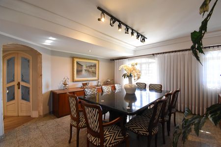 Casa à venda com 397m², 4 quartos e 4 vagasSala