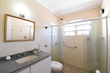Casa à venda com 397m², 4 quartos e 4 vagasBanheiro da Suíte 2