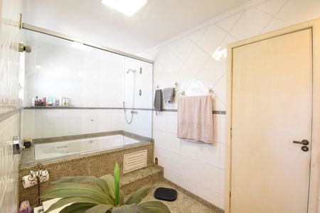 Casa à venda com 397m², 4 quartos e 4 vagasBanheiro da Suíte 1