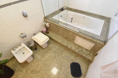 Casa à venda com 397m², 4 quartos e 4 vagasBanheiro da Suíte 1