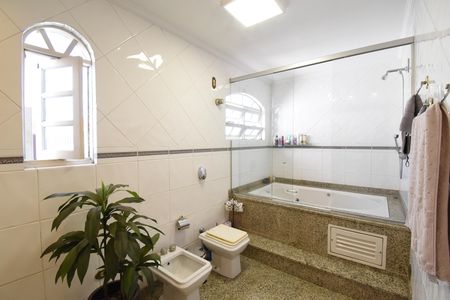Casa à venda com 397m², 4 quartos e 4 vagasBanheiro da Suíte 1