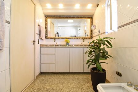 Casa à venda com 397m², 4 quartos e 4 vagasBanheiro da Suíte 1