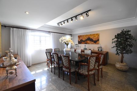 Casa à venda com 397m², 4 quartos e 4 vagasSala