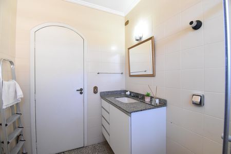Casa à venda com 397m², 4 quartos e 4 vagasBanheiro da Suíte 2