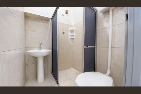 Banheiro 2 de casa para alugar com 1 quarto, 65m² em Azenha, Porto Alegre