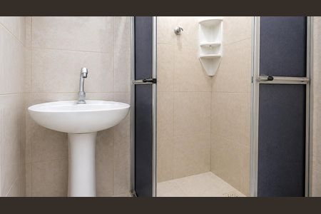 Banheiro 2 de casa para alugar com 1 quarto, 65m² em Azenha, Porto Alegre