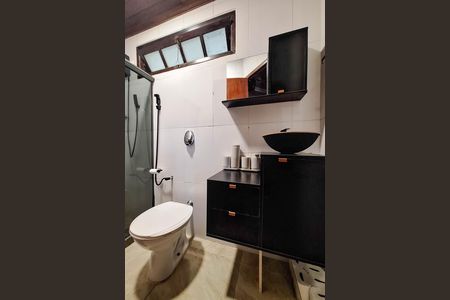 Casa à venda com 3780m², 2 quartos e 1 vaga Casa à venda com 3780m², 2 quartos e 1 vagaBanheiro