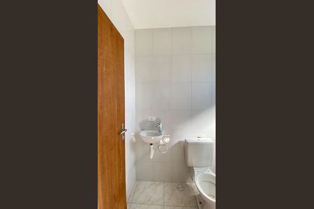 Casa de condomínio para alugar com 70m², 2 quartos e 1 vaga Casa de condomínio para alugar com 70m², 2 quartos e 1 vagaBanheiro da Suíte 1
