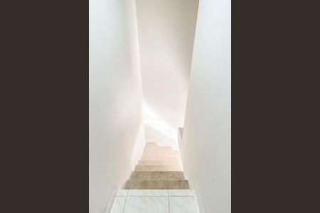 Escada de casa de condomínio para alugar com 2 quartos, 70m² em Vila Ré, São Paulo