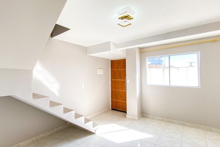 Sala de casa de condomínio para alugar com 2 quartos, 70m² em Vila Ré, São Paulo