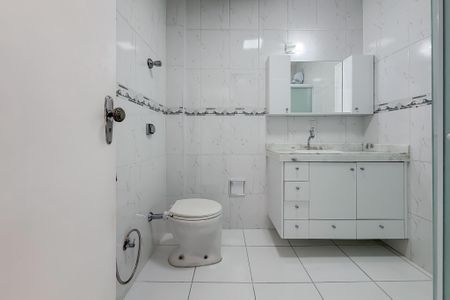 Apartamento à venda com 81m², 2 quartos e 1 vaga Apartamento à venda com 81m², 2 quartos e 1 vagaBanheiro Social