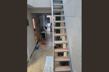 Casa à venda com 200m², 5 quartos e 2 vagasEscada