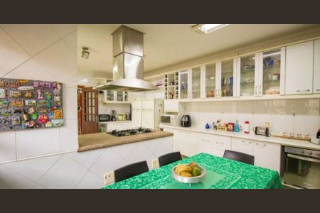 Casa à venda com 4 quartos, 286m² em Vila Deodoro, São Paulo
