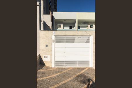 Fachada de casa à venda com 3 quartos, 120m² em Vila Carrão, São Paulo
