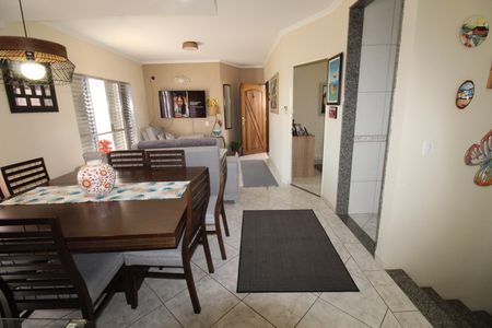 Casa para alugar com 200m², 3 quartos e 2 vagasSala