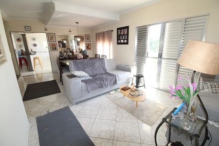 Casa para alugar com 200m², 3 quartos e 2 vagasSala