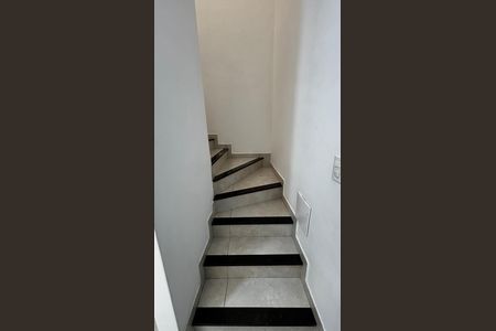 Apartamento para alugar com 100m², 2 quartos e 2 vagas Apartamento para alugar com 100m², 2 quartos e 2 vagasEscada