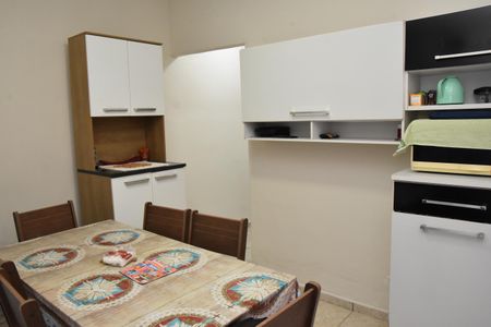Casa à venda com 154m², 4 quartos e 2 vagascozinha armários