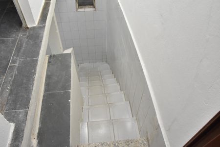 Casa à venda com 154m², 4 quartos e 2 vagasescada de acesso ao piso de baixo