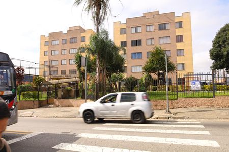 Apartamento para alugar com 55m², 3 quartos e 1 vagaPlaca grande instalada na grade da fachada do condomínio, dia 04.07.2026 - Código da placa: LDNB-685