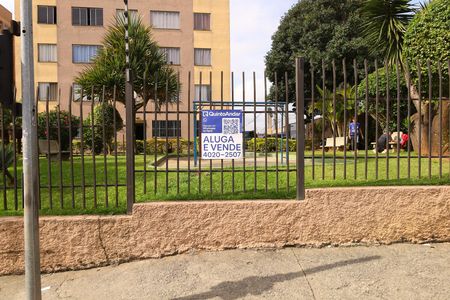 Apartamento para alugar com 55m², 3 quartos e 1 vagaPlaca grande instalada na grade da fachada do condomínio, dia 04.07.2026 - Código da placa: LDNB-685