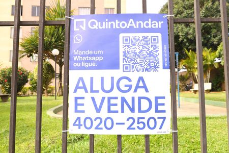 Apartamento para alugar com 55m², 3 quartos e 1 vagaPlaca grande instalada na grade da fachada do condomínio, dia 04.07.2026 - Código da placa: LDNB-685