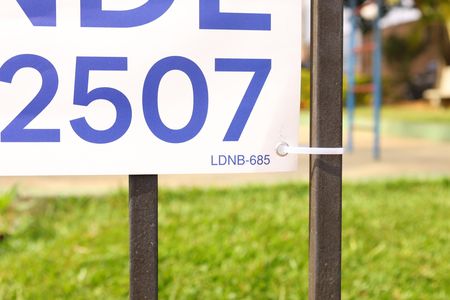 Apartamento para alugar com 55m², 3 quartos e 1 vagaPlaca grande instalada na grade da fachada do condomínio, dia 04.07.2026 - Código da placa: LDNB-685