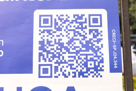 Apartamento para alugar com 55m², 3 quartos e 1 vagaPlaca grande instalada na grade da fachada do condomínio, dia 04.07.2026 - Código da placa: LDNB-685