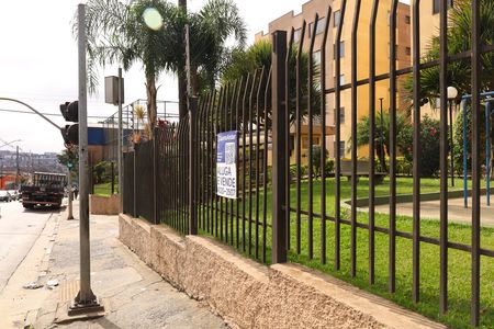 Apartamento para alugar com 55m², 3 quartos e 1 vagaPlaca grande instalada na grade da fachada do condomínio, dia 04.07.2026 - Código da placa: LDNB-685
