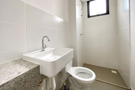 Banheiro de apartamento à venda com 2 quartos, 51m² em Estoril, Belo Horizonte