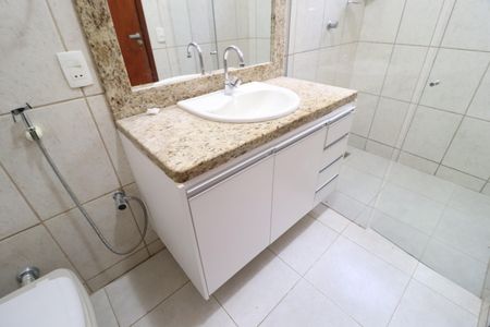 Banheiro do Quarto 3 de casa para alugar com 4 quartos, 200m² em Jardim Karaíba, Uberlândia