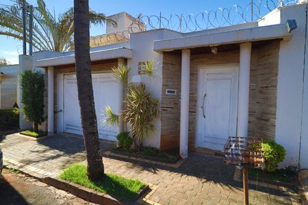Casa para alugar com 200m², 4 quartos e 2 vagasFachada