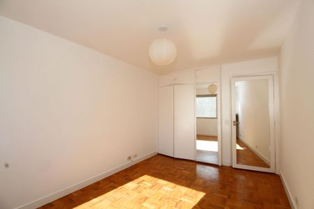 Apartamento à venda com 180m², 3 quartos e 2 vagas Apartamento à venda com 180m², 3 quartos e 2 vagasQuarto 1