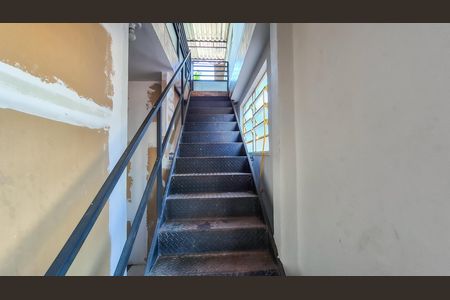 Casa à venda com 179m², 2 quartos e sem vaga Casa à venda com 179m², 2 quartos e sem vagaEscada para o 2° andar