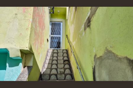 Casa à venda com 179m², 2 quartos e sem vaga Casa à venda com 179m², 2 quartos e sem vagaEscada acesso ao imóvel
