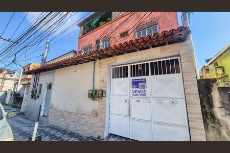 Casa à venda com 179m², 2 quartos e sem vaga Casa à venda com 179m², 2 quartos e sem vagaEntrada da casa e banner