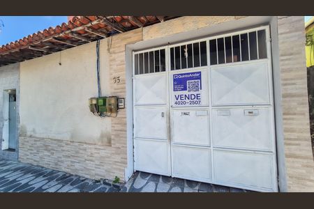Casa à venda com 179m², 2 quartos e sem vaga Casa à venda com 179m², 2 quartos e sem vagaEntrada da casa e banner