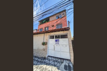 Casa à venda com 179m², 2 quartos e sem vaga Casa à venda com 179m², 2 quartos e sem vagaEntrada da casa e banner