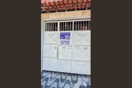 Casa à venda com 179m², 2 quartos e sem vaga Casa à venda com 179m², 2 quartos e sem vagaEntrada da casa e banner