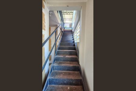 Casa à venda com 179m², 2 quartos e sem vaga Casa à venda com 179m², 2 quartos e sem vagaEscada para o 2° andar