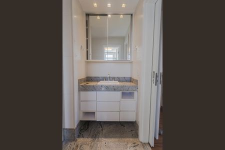 Apartamento à venda com 350m², 4 quartos e 6 vagasBanheiro da Semi-Suíte 1 e 2